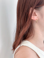 Load image into Gallery viewer, Ryui Half Hoop Pearl Earrings in Gold
