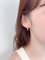 Load image into Gallery viewer, Ryui Half Hoop Pearl Earrings in Gold
