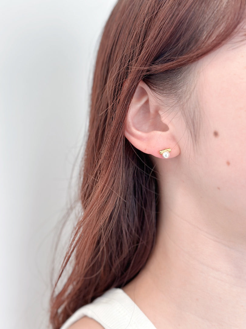 Lila Pearl Stud Earrings in Gold