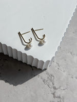 Load image into Gallery viewer, Julianne Pearl Earrings in Gold
