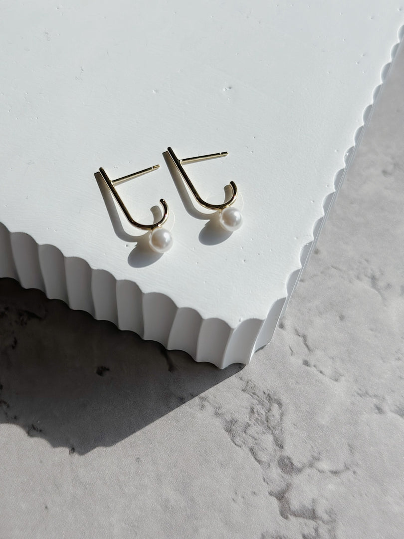 Julianne Pearl Earrings in Gold