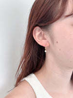 Load image into Gallery viewer, Julianne Pearl Earrings in Gold
