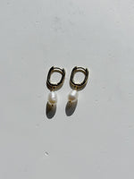 Load image into Gallery viewer, Darlene Pearl Drop Earrings in Gold
