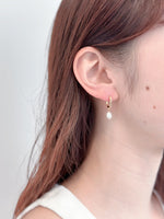 Load image into Gallery viewer, Darlene Pearl Drop Earrings in Gold
